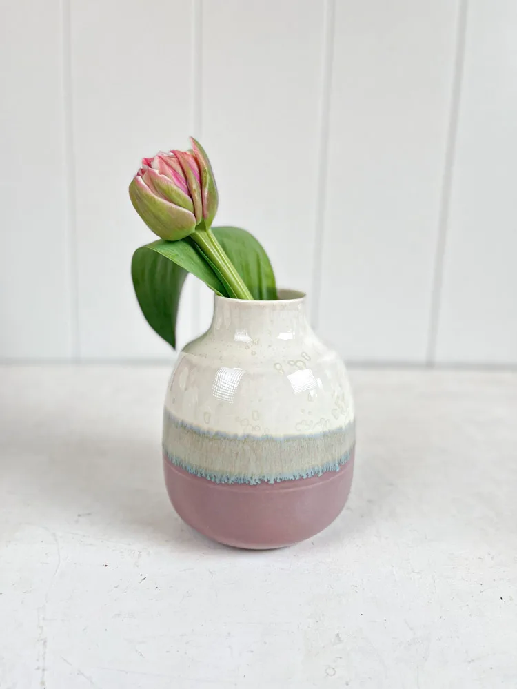 Lille keramik vase – gammelrosa med creme krystalglasur, Lena Pedersen