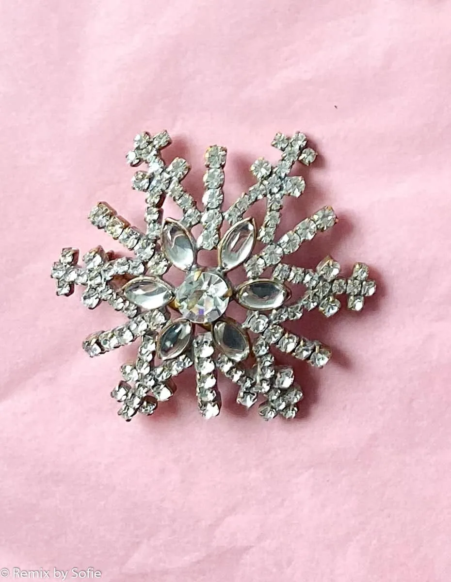 Snefnugs broche i klare sten